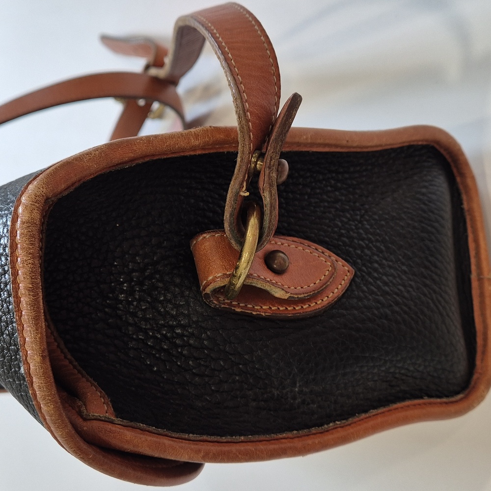 Vintage Classic Black and Tan Leather Shoulder Bag Crossbody Bag - Picture 8 of 17
